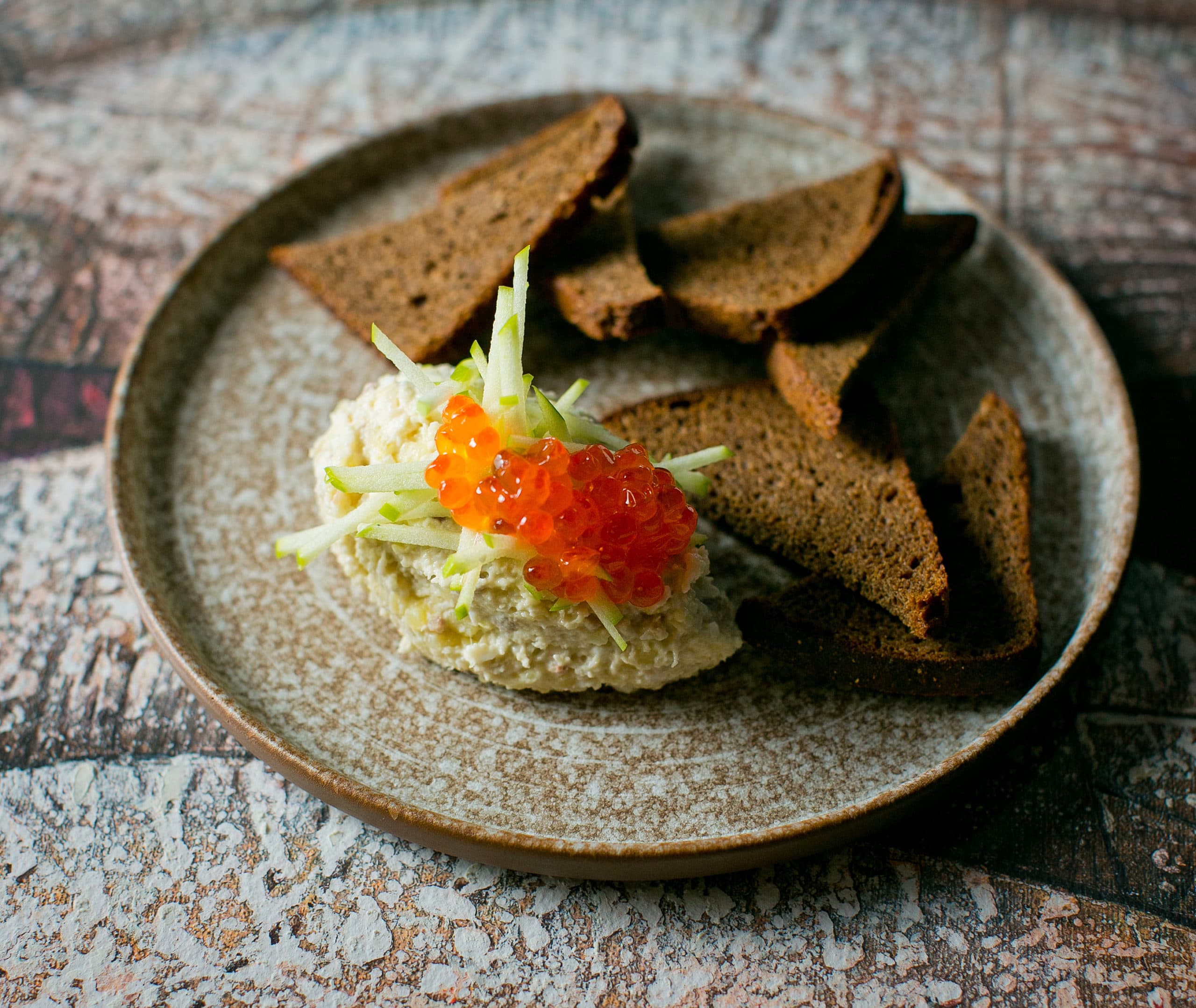 Форшмак с зелёным яблоком, красной икрой и бородинским хлебом