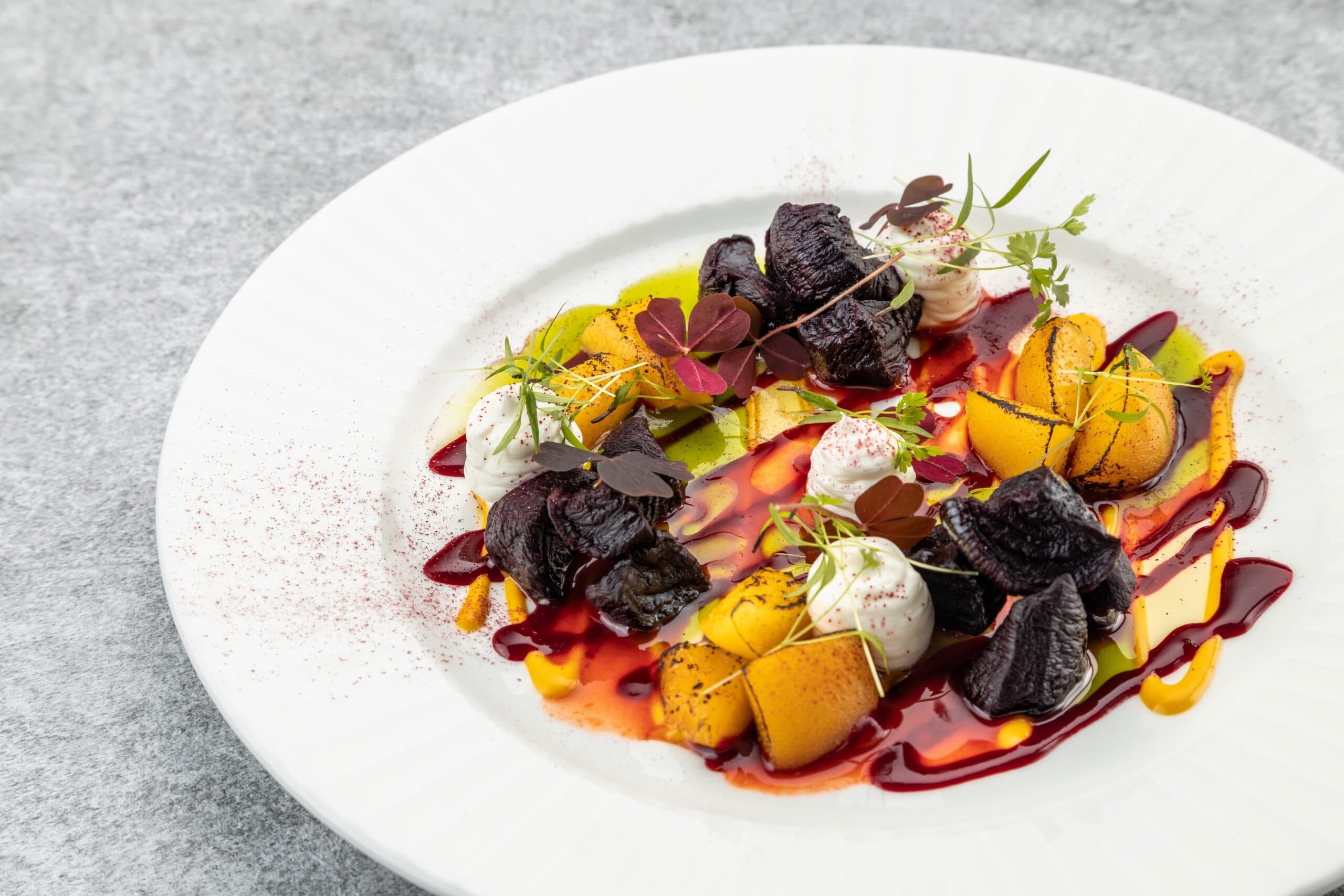 Вяленая свёкла с манго соусом, обожжённым персиком и сливочным крем-фрешем